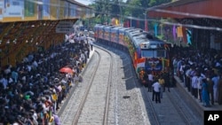 Người sắc tộc Tamil reo hò đón đoàn tàu "Queen of Jaffna," đến thành phố Jaffna, ngày 13/10/2014.