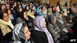 Phụ nữ Afghanistan nghe Tổng thống Karzai nói về quyền của nữ giới