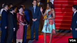 Đệ nhất Phu nhân Hoa Kỳ Michelle Obama được phu nhân của Thủ tướng Hun Sen, Bun Ranny ra đón tại sân bay quốc tế Siem Reap