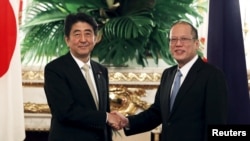 Thủ tướng Nhật Bản Shinzo Abe và Tổng thống Philippines Benigno Aquino trước cuộc hội đàm ở Tokyo, Nhật Bản, 4/6/15