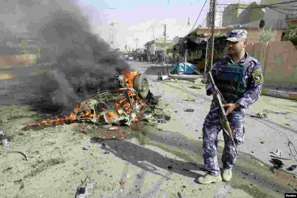 Cảnh sát Iraq canh gác tại hiện trường vụ đánh bom ở Kirkuk, phía bắc thủ đô Baghdad, ngày 23/7/2012