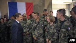 Tổng thống Sarkozy trò chuyện với binh sĩ Pháp ở Surobi, Afghanistan, 12/7/2011