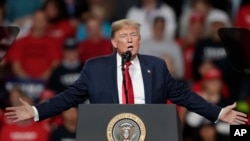 TT Trump phát biểu tại cuộc vận động chính trị ở Huntington Center, Toledo, bang Ohio hôm thứ Năm 9/1/2020. (AP Photo/Tony Dejak)