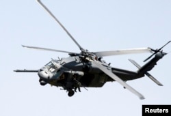 Вертолет армии США UH-60 Black Hawk, 10 мая 2010 г. REUTERS/Nikola Solic