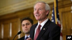 Thống đốc bang Arkansas Asa Hutchinson trả lời họp báo ngày 1/4/2015. 