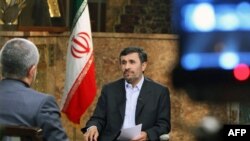 Tổng thống Iran, Mahmoud Ahmadinejad, nói chuyện trên đài truyền hình nhà nước của Iran về chương trình hạt nhân