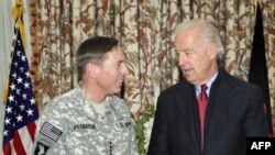 Phó Tổng thống Joe Biden, phải, và Tướng David Petraeus, tư lệnh NATO và Mỹ tại Afghanistan, ở Kabul, 10/1/2010