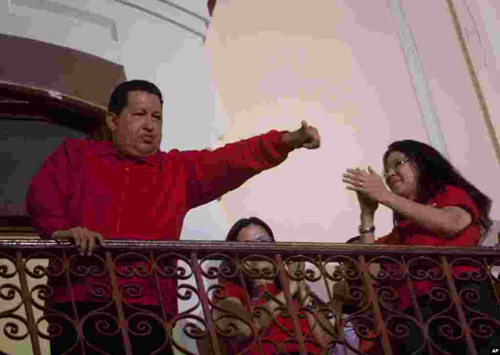 &Ocirc;ng Hugo Chavez vẫy ch&agrave;o người ủng hộ tr&ecirc;n ban-c&ocirc;ng dinh tổng thống Miraflores ở Caracas.