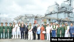 Các quan chức Việt Nam và Hoa Kỳ trên tàu sân bay USS Theodore Roosevelt tại Đà Nẵng 6/3/2020. Photo US Embassy Hanoi