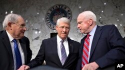 Thượng nghị sĩ Roger Wicker (giữa) nói chuyện với ông Carl Levin, Chủ tịch Ủy ban Quân vụ Thượng viện (trái) và Thượng nghị sĩ John McCain tại Tòa nhà Quốc hội, 17/4/2013. 