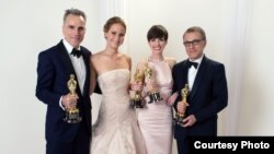 Các diễn viên Daniel Day-Lewis, Jennifer Lawrence, Anne Hathaway và Christoph Waltz cầm tượng vàng Oscar.