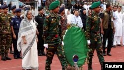 Thủ tướng Bangladesh Sheikh Hasina bày tỏ lòng thương tiếc trước linh cữu của những nạn nhân bị giết hại tại một tiệm ăn ở thủ đô Dhaka, ngày 4 tháng 7 năm 2016. 