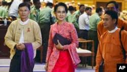 Lãnh tụ dân chủ Aung San Suu Kyi dẫn đầu các nhà lập pháp mới được bầu từ đảng Liên minh dân chủ Toàn quốc NLD của bà vào quốc hội nằm tại thủ đô Naypyitaw, ngày 1/2/2016.