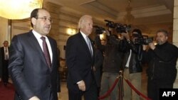 Thủ tướng Iraq Nouri al-Maliki (trái) tiếp đón Phó Tổng thống Hoa Kỳ Joe Biden khi ông đến thủ đô Baghdad