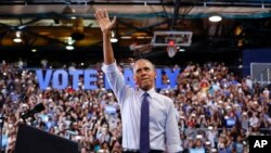 Tổng thống Obama vẫy chào người ủng hộ tại Đại học Quốc tế Florida ở Miami, 3/11/2016, trong một cuộc mít tinh vận động tranh cử cho bà Hillary Clinton.