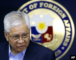 Ngoại trưởng Philippines Albert Del Rosario thông báo quyết định kiện Trung Quốc ra tòa trọng tài quốc tế hồi năm ngoái.