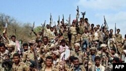 Binh sĩ Yemen và dân bộ tộc sau một cuộc giao tranh với nhóm nổi dậy Houthi