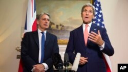 Ngoại trưởng Mỹ John Kerry trong 1 cuộc họp báo với Ngoại trưởng Anh Philip Hammond ở London, ngày 19/9/2015.