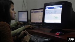 Một cô gái truy cập Facebook tại 1 quán cà phê Internet ở Gauhati, Ấn Độ, thứ Ba 6/12/2011