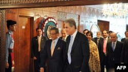 Ngoại trưởng Pakistan Shah Mehmood Qureshi (phải) đón tiếp Ngoại trưởng Ấn Ðộ S.M. Krishna