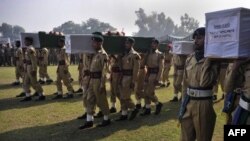 Binh sĩ Pakistan khiêng quan tài của các binh sĩ thiệt mạng trong vụ không kích nhầm của NATO tại Peshawar, ngày 27/11/2011