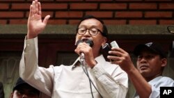 Ông Sam Rainsy, Chủ tịch Ðảng Cứu quốc, phát biểu trong một diễn đàn công cộng về cuộc bầu cử tại văn phòng của đảng ở Phnom Penh, 31 tháng 7, 2013. 