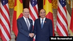 Bộ Trưởng Thương mại Hoa Kỳ Wilbur Ross và Thủ tướng Việt Nam Nguyễn Xuân Phúc tại Hà Nội, ngày 08/11/2019. Photo Chinhphu