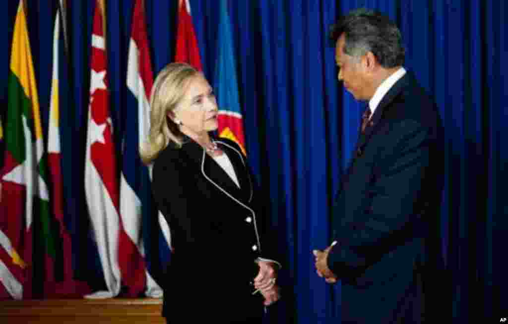 Ngoại trưởng Clinton gặp &ocirc;ng Surin Pitsuwan, Tổng thư k&yacute; ASEAN tại Jakarta, Indonesia. 4/9/2012. (AP Photo/Jim Watson, Pool)