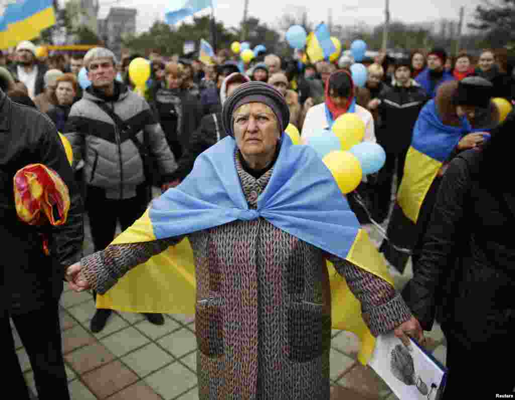 Những người ủng hộ Ukraina nối tay nhau trong cuộc biểu tình ở Simferopol, Crimea, 9/3/14