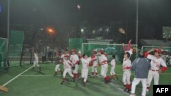 Niềm hân hoan của The Hanoi Capitals khi đánh bại Indonesia Prambors để đăng quang danh hiệu Vietnam Bronco (U-12) Classic, tháng 1 2011.