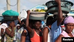 Medanm ayisyèn sa yo ap tann nan liy pou travèse fwontyè dominiken pou al vann machandiz yo nan zòn Dajabon. Ayiti, Sendomeng, 10 oktòb 2018. Foto: REUTERS/Ricardo Rojas 