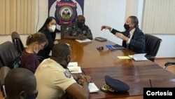 El enviado especial de EEUU. Daniel Foote se reúne con el jefe de la Policía Nacional Leon Charles, la embajadora de EE. UU. Michele Sison y un oficial de policía en Haití, en esta imagen publicada por la policía nacional en Twitt