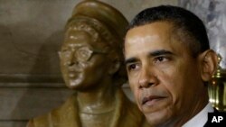 Tổng thống Obama tại lễ khánh thành bức tượng bà Rosa Parks ở Washington, 27/2/2013. (AP Photo/Charles Dharapak)