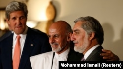 Ứng viên tổng thống Afghanistan Ashraf Ghani Ahmadzai (giữa) và Abdullah Abdullah (phải) cạnh Ngoại trưởng Mỹ John Kerry trong một cuộc họp báo ở Kabul, ngày 12/7/2014.