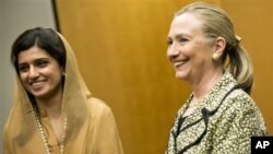 Ngoại trưởng Mỹ Hillary Clinton, phải, và Bộ trưởng Ngoại giao Pakistan Hina Rabbani Khar tại một khách sạn ở Tokyo, Chủ Nhật, 8/7/2012