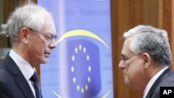 Chủ tịch EU Herman Van Rompuy (trái) và Thủ tướng Hy Lạp Lucas Papademos dự cuộc họp thưởng đỉnh của EU ở Brussels