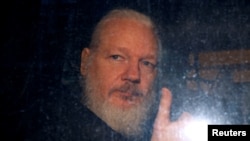 Hình ảnh ông Julian Assange khi rời khỏi đồn cảnh sát ở London vào ngày 11/4/2019.