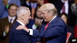 Tổng thống tân cử Donald Trump giới thiệu Tướng Thuỷ quân lục chiến James Mattis làm Bộ trưởng Quốc phòng, ngày 06 tháng 12 năm 2016. 