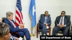 Ngoại trưởng Kerry gặp Tổng thống Somalia Hassan Sheikh Mohammed (giữa) và Thủ tướng Omar Abdirashid Ali Sharmarke (phải) tại sân bay ở Mogadishu, Somalia, thứ Ba 5 tháng 5, 2015.