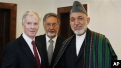 Tổng thống Afghanistan Hamid Karzai và Ðại sứ Hoa Kỳ tại Afghanistan Ryan Crocker