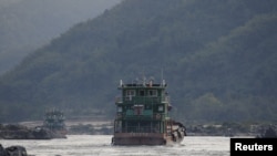 Tàu vận tải Trung Quốc đi trên sông Mekong gần Tam giác Vàng tại biên giới giữa Lào, Myanmar và Thailand (ảnh tư liệu, 1/3/2016)