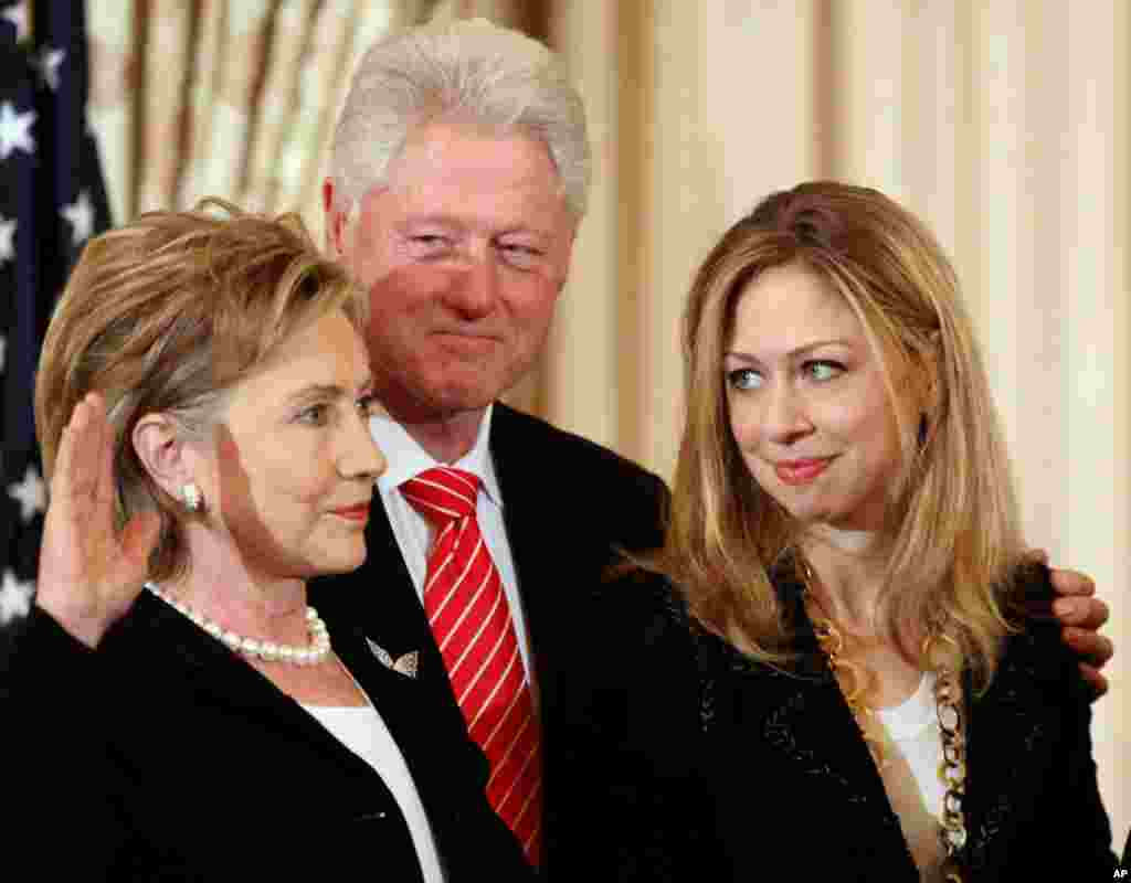 Cựu Tổng thống Clinton v&agrave; con g&aacute;i Chelsea dự lễ tuy&ecirc;n thệ nhậm chức của b&agrave; Clinton tại Bộ Ngoại Giao Hoa Kỳ trong thủ đ&ocirc; Washington, 2-2-2009 