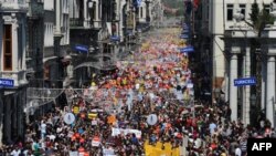 İstanbul'da düzenlenen İnternet yasaklarını protesto gösterisi