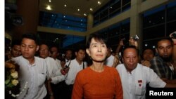 Bà Suu Kyi lên đường đi Thái Lan trong chuyến xuất ngoại đầu tiên trong 24 năm
