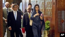 Ngoại trưởng Ấn Ðộ S.M. Krishna (trái) và Ngoại trưởng Pakistan Hina Rabbani Khar (phải) trước cuộc họp ở Islamabad, Pakistan, ngày 8/9/2012. 