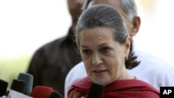 Lãnh đạo Ðảng Quốc Đại đương quyền Ấn Ðộ, bà Sonia Gandhi, phát biểu với báo giới ở New Delhi