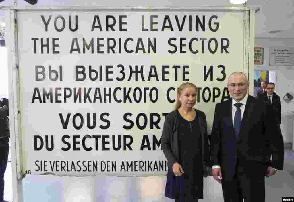 Cựu tỉ phú Nga Mikhail Khodorkovsky và giám đốc Viện Bảo tàng Haus am Checkpoint Charlie, bà Alexandra Hildebrandt 22/12/13