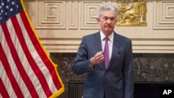 Ông Powell đang hứng búa rìu chỉ trích từ ông Trump