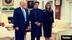 امریکی خاتون اول میلانیا ٹرمپ، عمران خان اور صدر ڈونلڈ ٹرمپ کا وائٹ ہاؤس میں گروپ فوٹو۔ 22 جولائی 2019