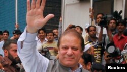 Cựu Thủ tướng Pakistan Nawaz Sharif vẫy chào người ủng hộ khi rời một trạm bỏ phiếu ở Lahore, Pakistan, 11/5/2013.